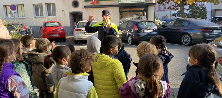 So wird eine Straße sicher überquert