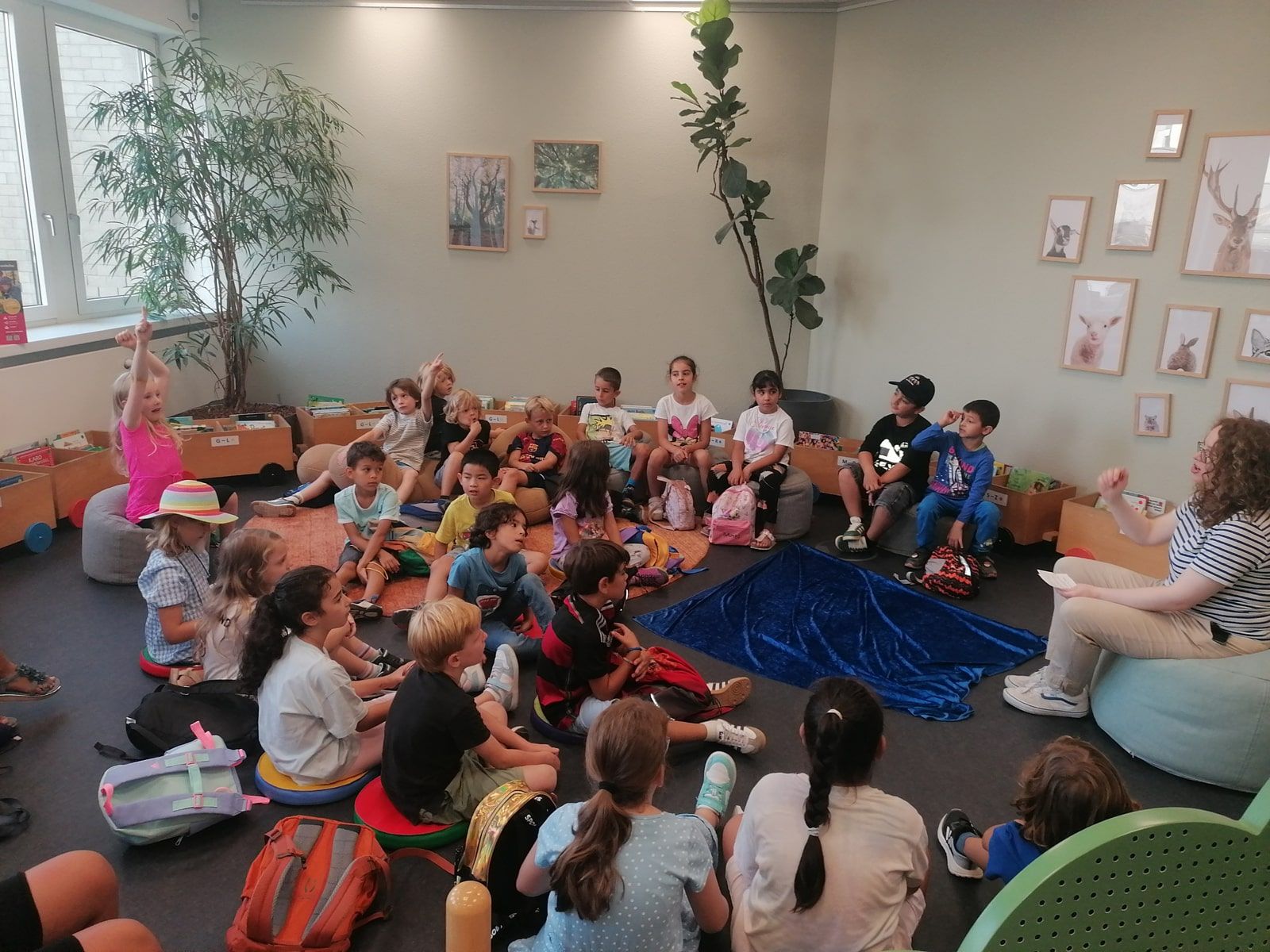 Viele Kinder sitzen in der Stadtteilbibliothek