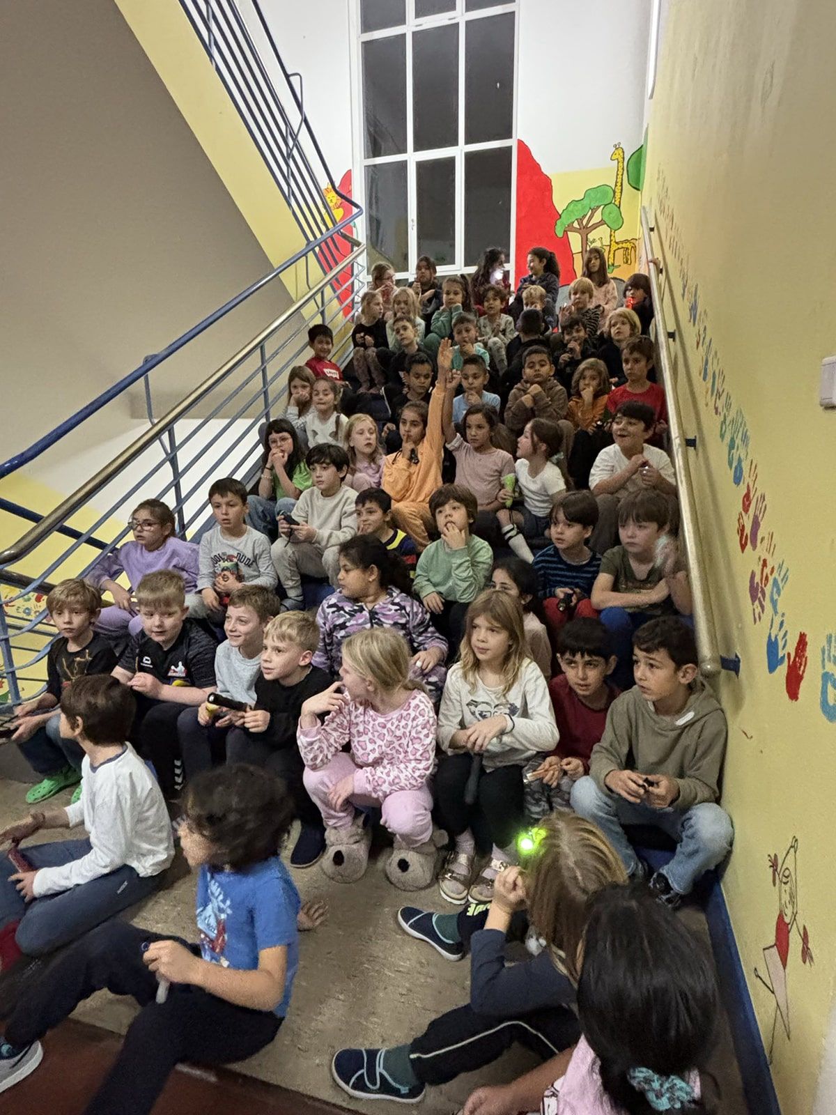 Kinder auf der Treppen in der Schule