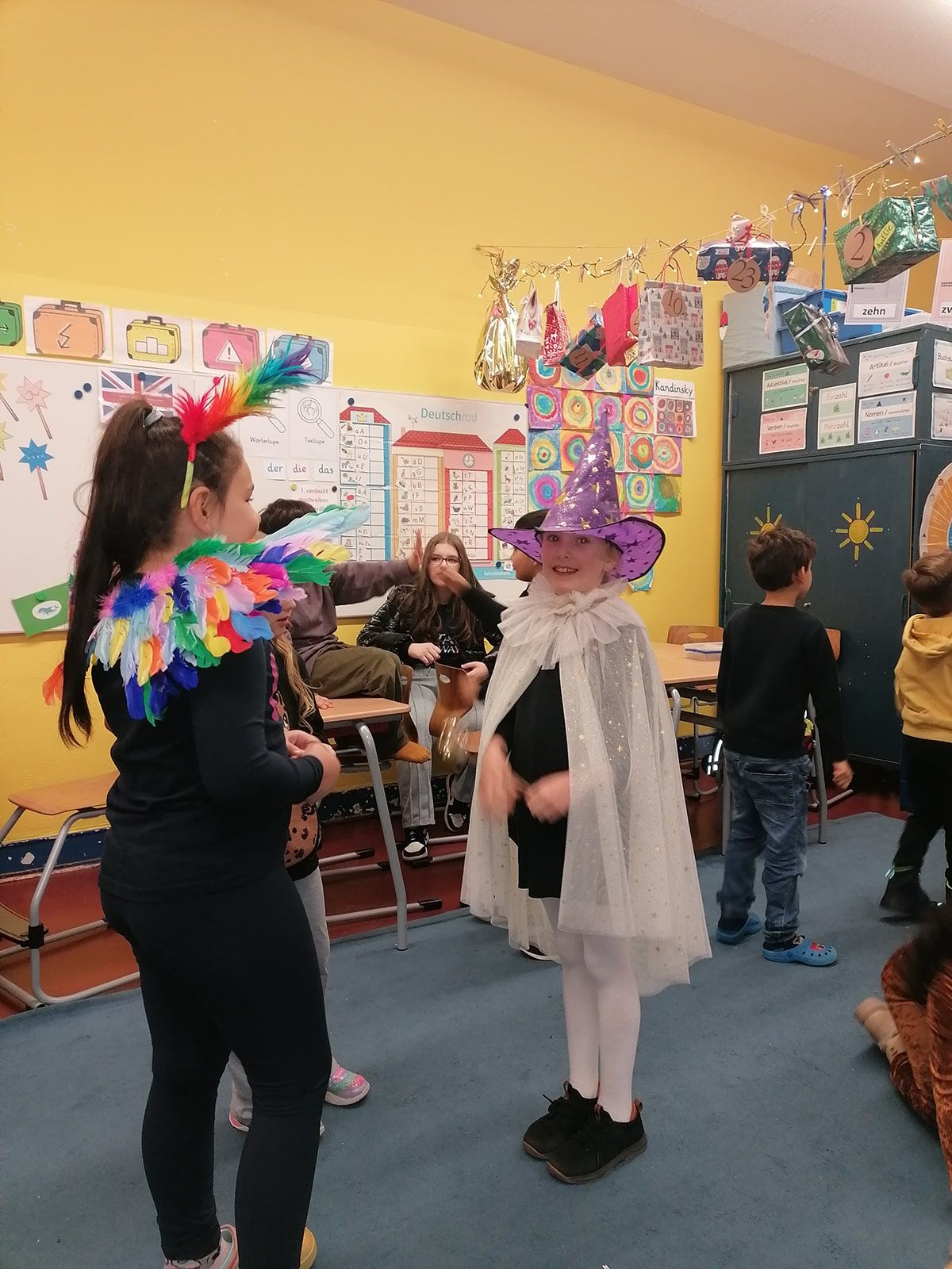 Kinder in Kostümen im Klassenraum