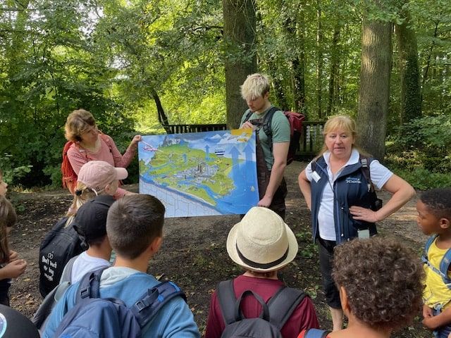 Kinder lernen im Wald mit der Wasserschule Köln den Wasserkreislauf kennen