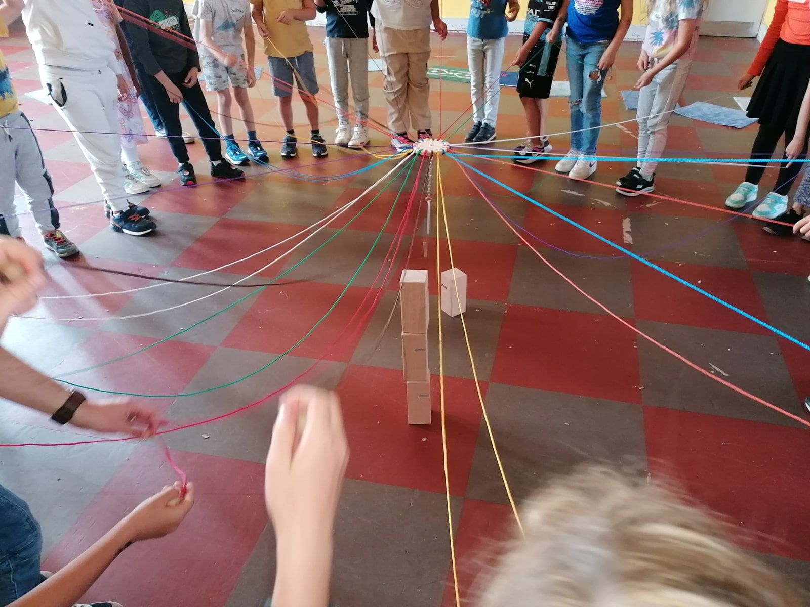 Kinder bei einem Teambuilding Spiel