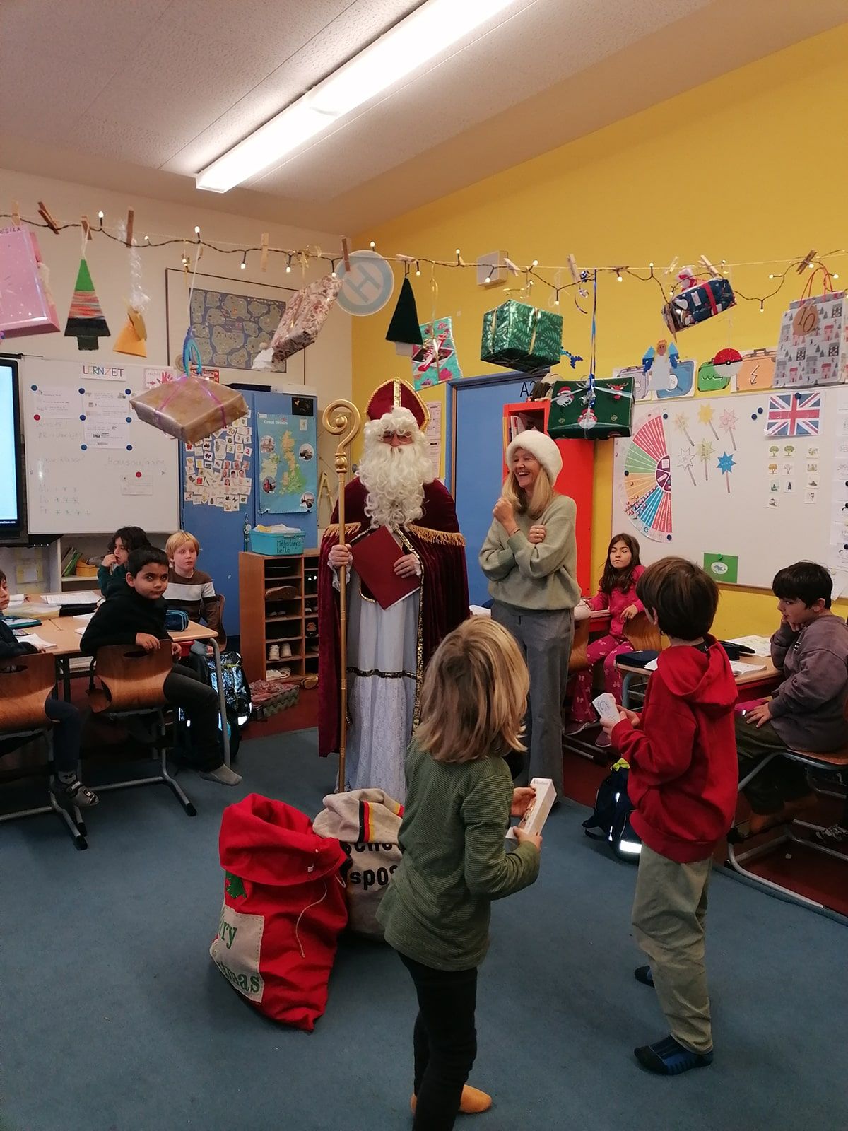 St. Nikolaus besucht die Klasse