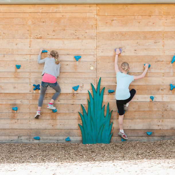 Kinder an der Kletterwand im offenen Ganztag