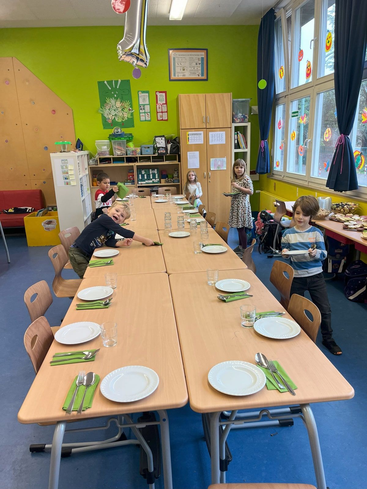 Gedeckte Tafel im Klassenraum