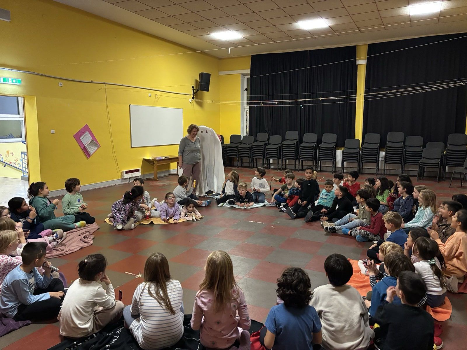 Kinder sitzen im Kreis in der Schule