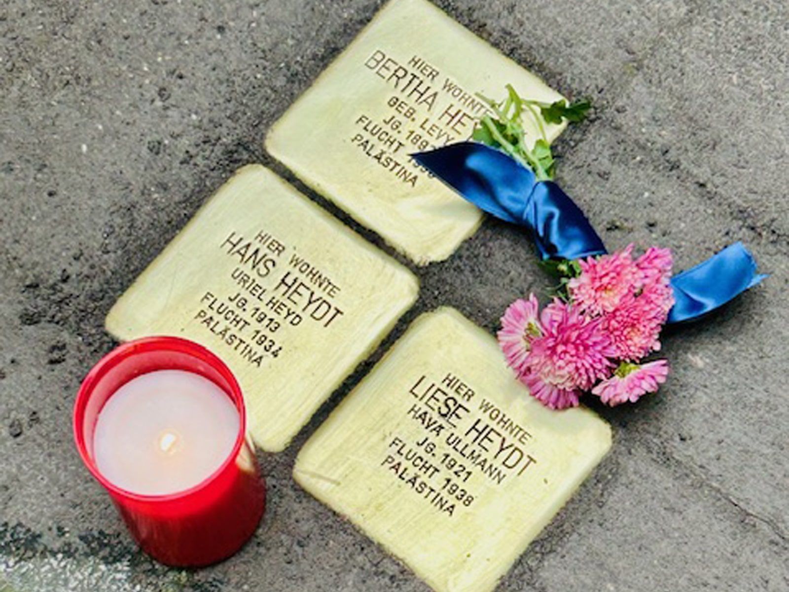 Drei Stolpersteine im Boden