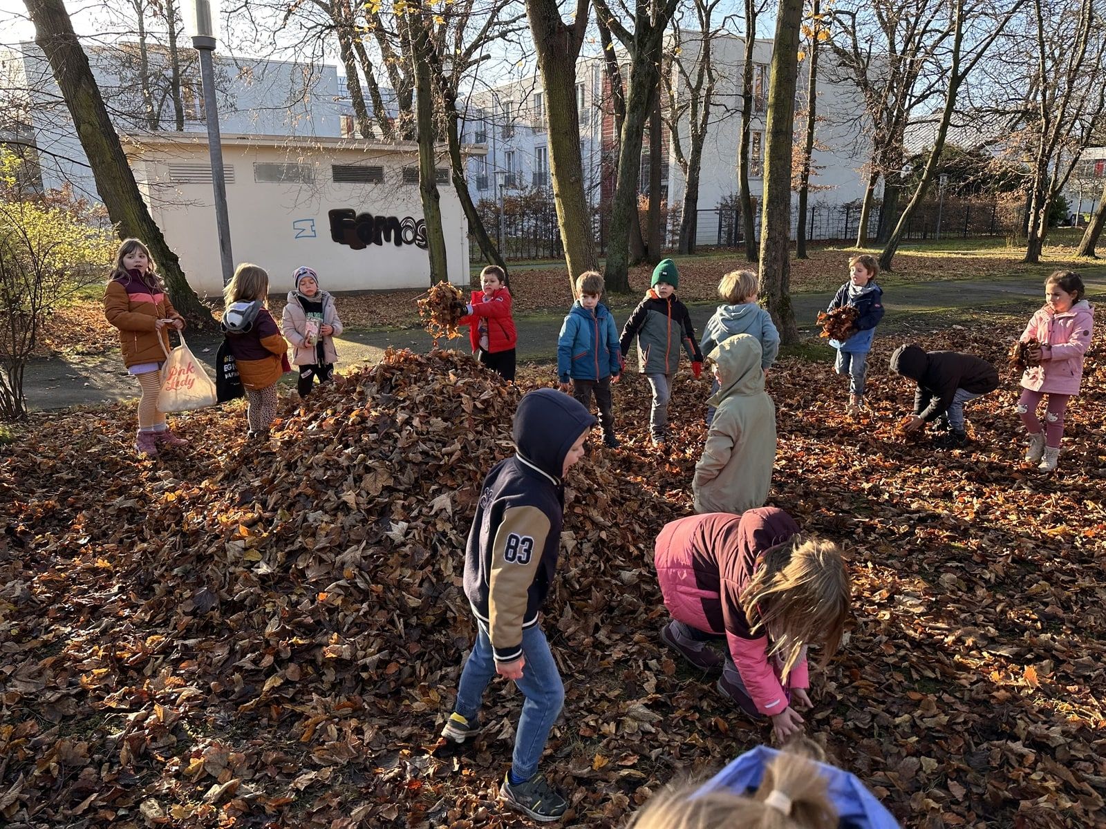 Kinder spielen im Herbstlaub