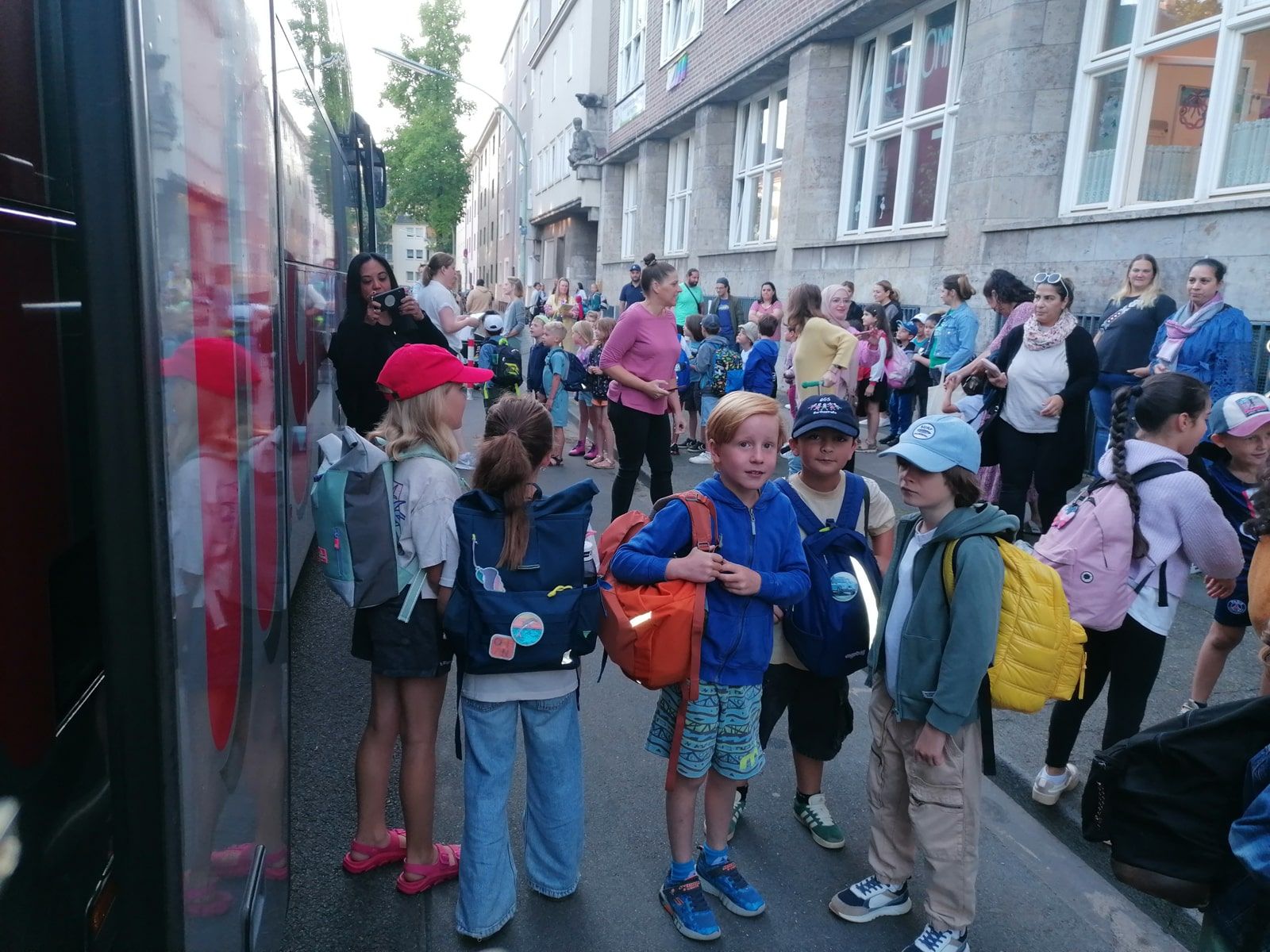 Schüler:innen steigen in einen Bus