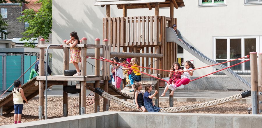 Kinder auf dem Hof im offenen Ganztag