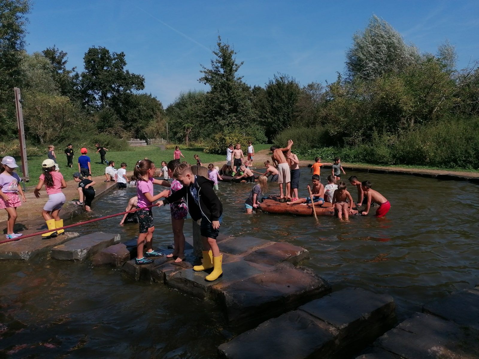 Kinder spielen im Wasser