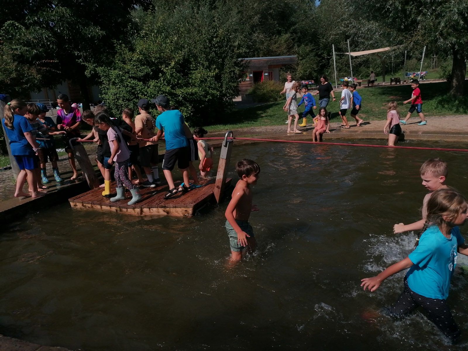 Kinder spielen im Wasser