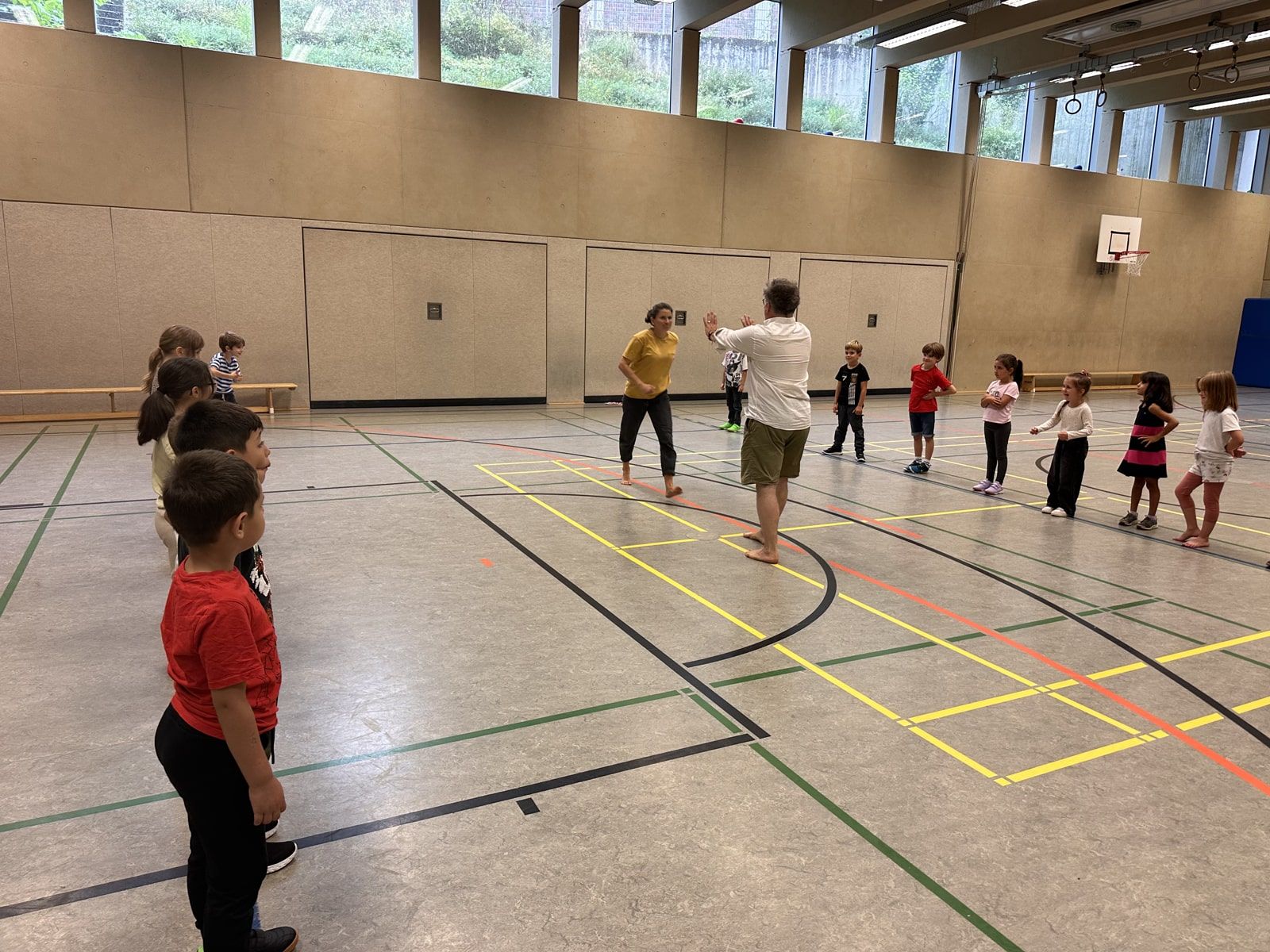 Kinder stehen in der Turnhalle