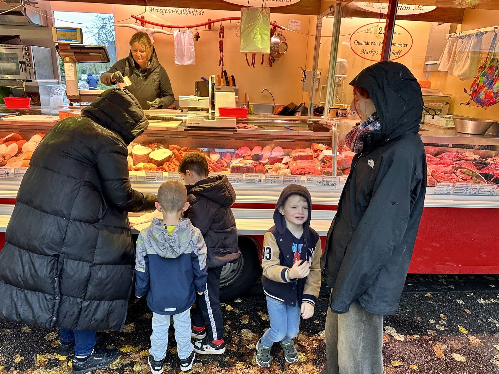 Menschen vor einem Metzgerei-Stand