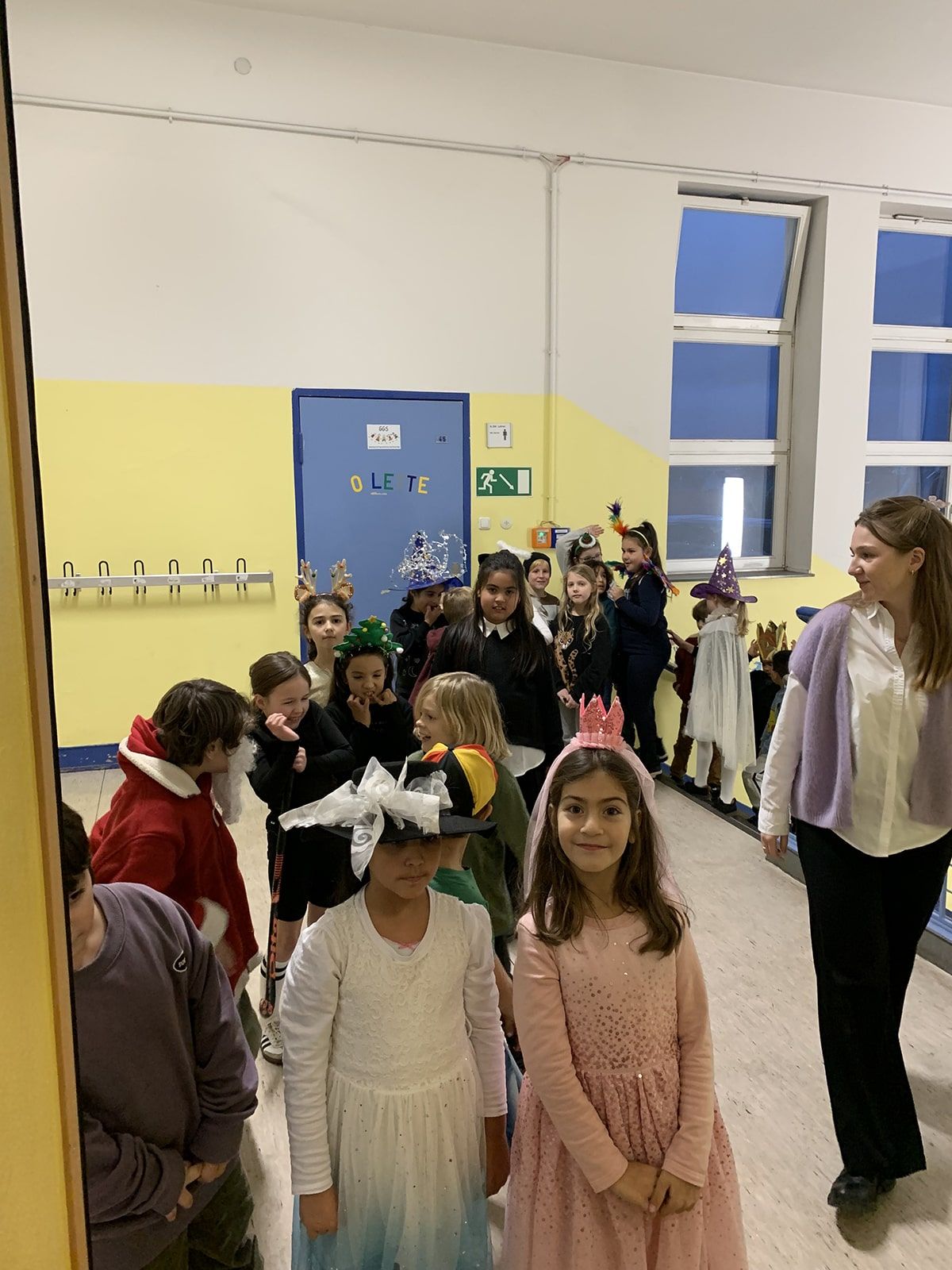 Kinder warten vor der Aula