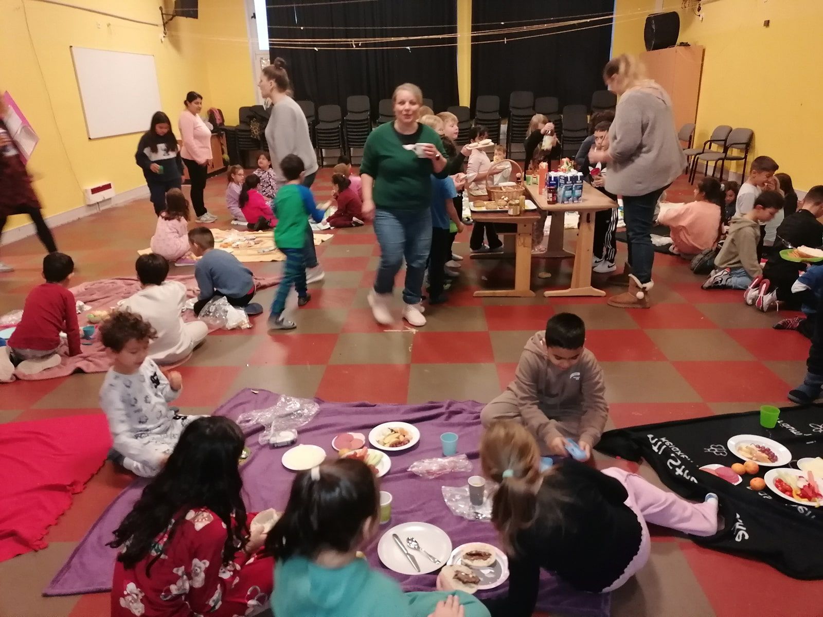 Kinder picknicken in der Schule