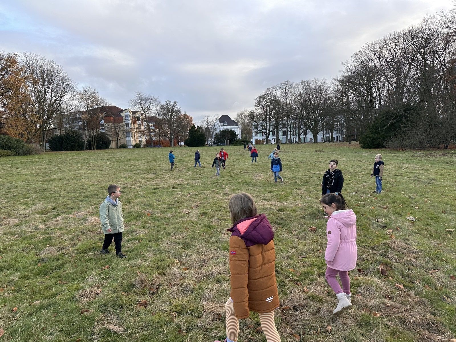 Kinder auf einer Wiese