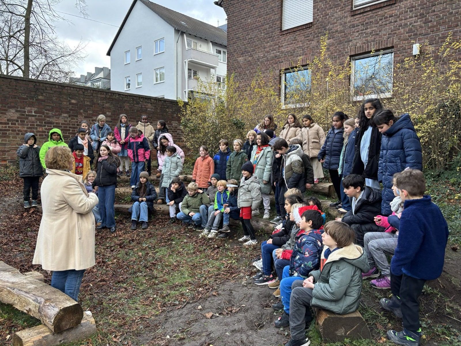 Lehrerin spricht mit Kindern